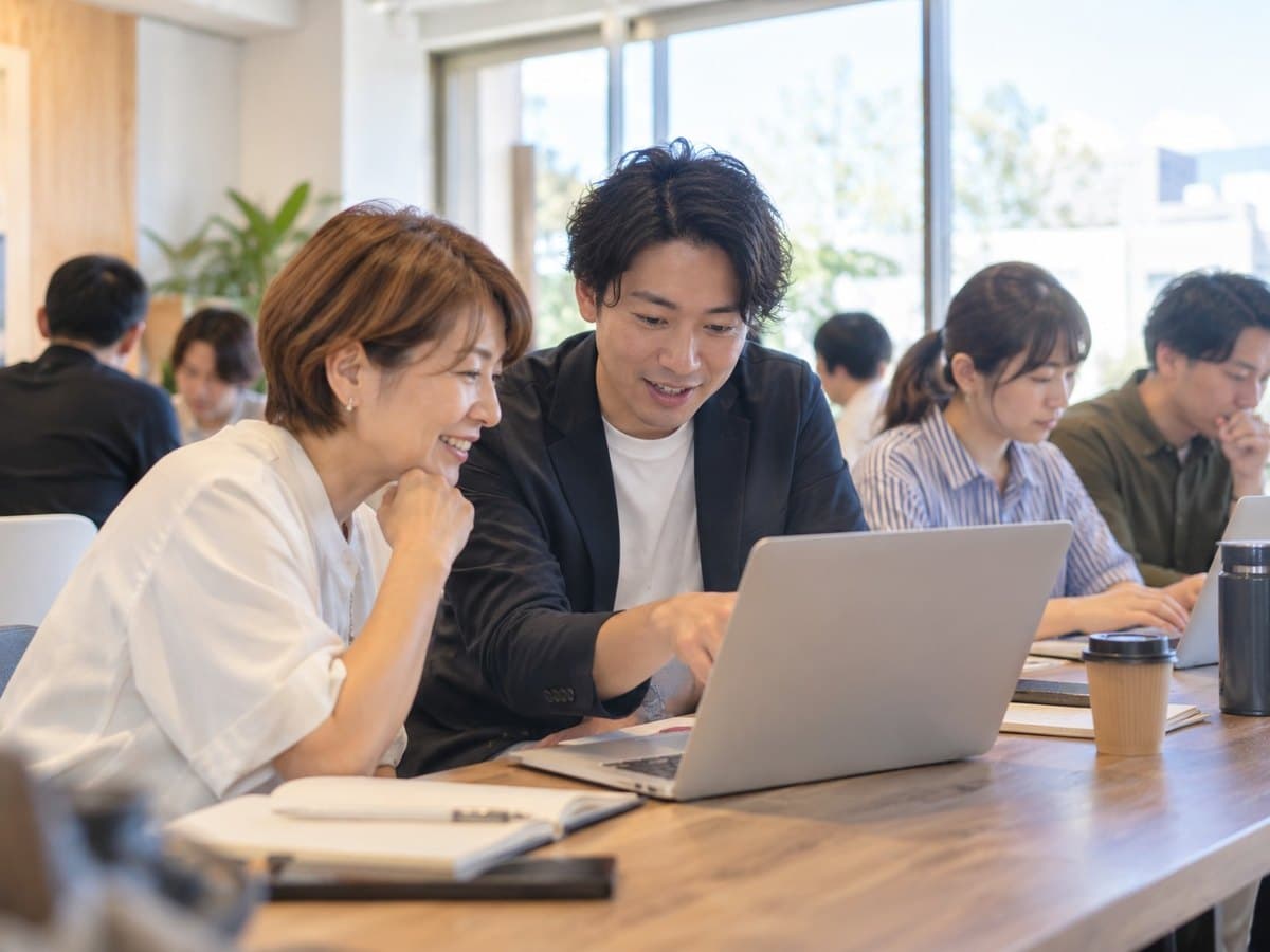 鹿児島AI実践会のイメージ（一緒に画面を見て相談する参加者）